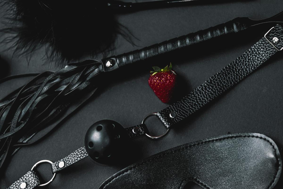 O que é BDSM? Entenda as práticas, os limites e o prazer