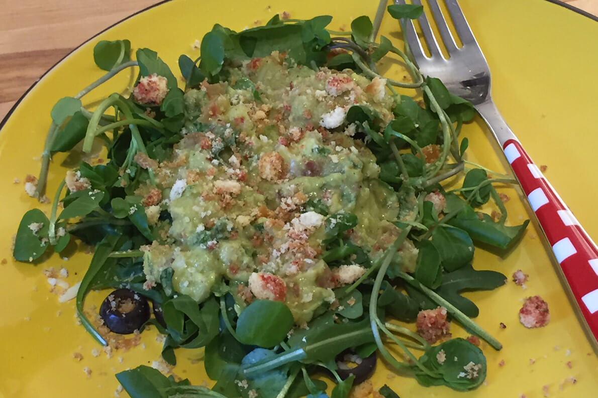 Salada de guacamole para receber a primavera