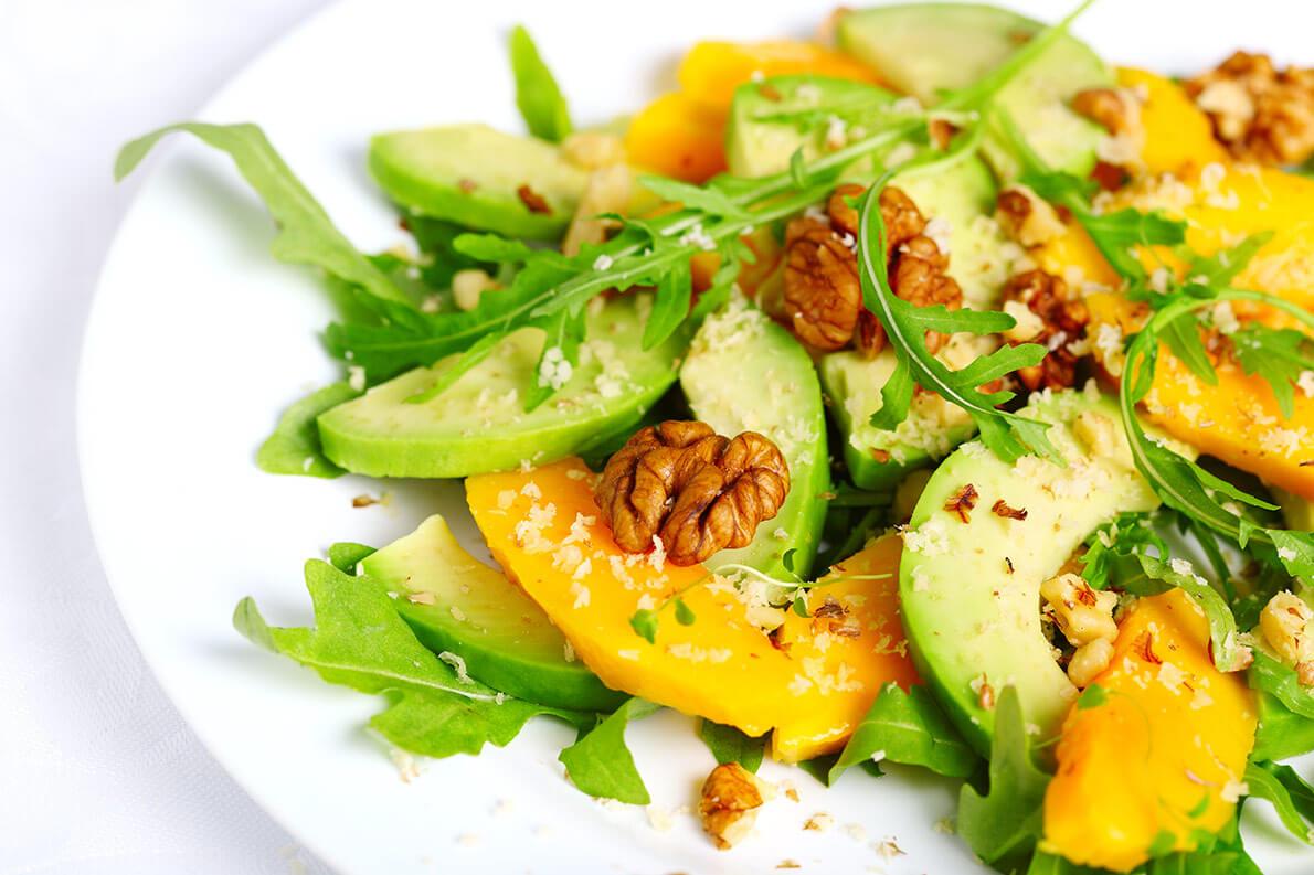 Receita de salada de manga com castanhas e vinagrete de frutas amarelas