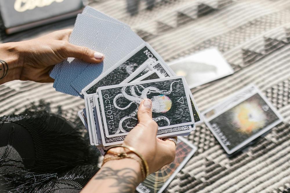 Conheça a carta do Tarot fala de paixão avassaladora e cega