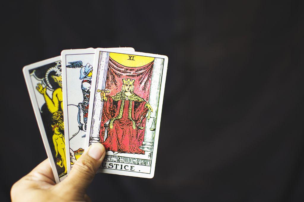 Previsões do Tarot 2024: A Justiça é a carta do ano!