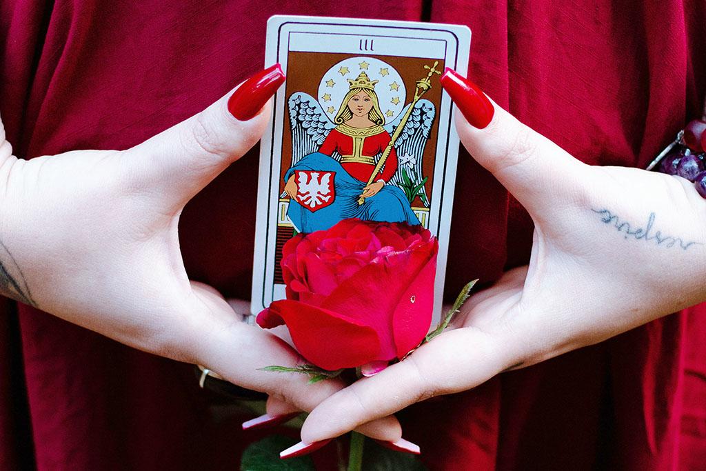 Tarot e autoamor: cartas que ensinam a amar a si mesma primeiro