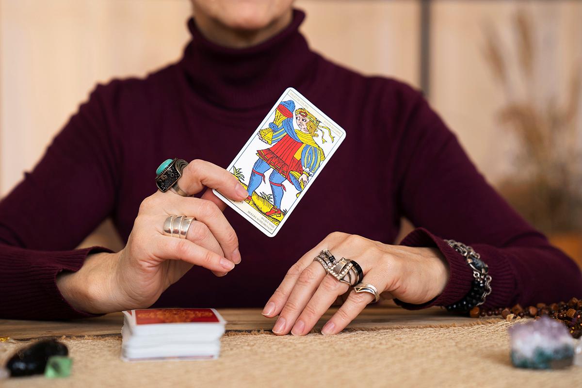 Tarot diário: o que as cartas revelam sobre seus sentimentos e escolhas