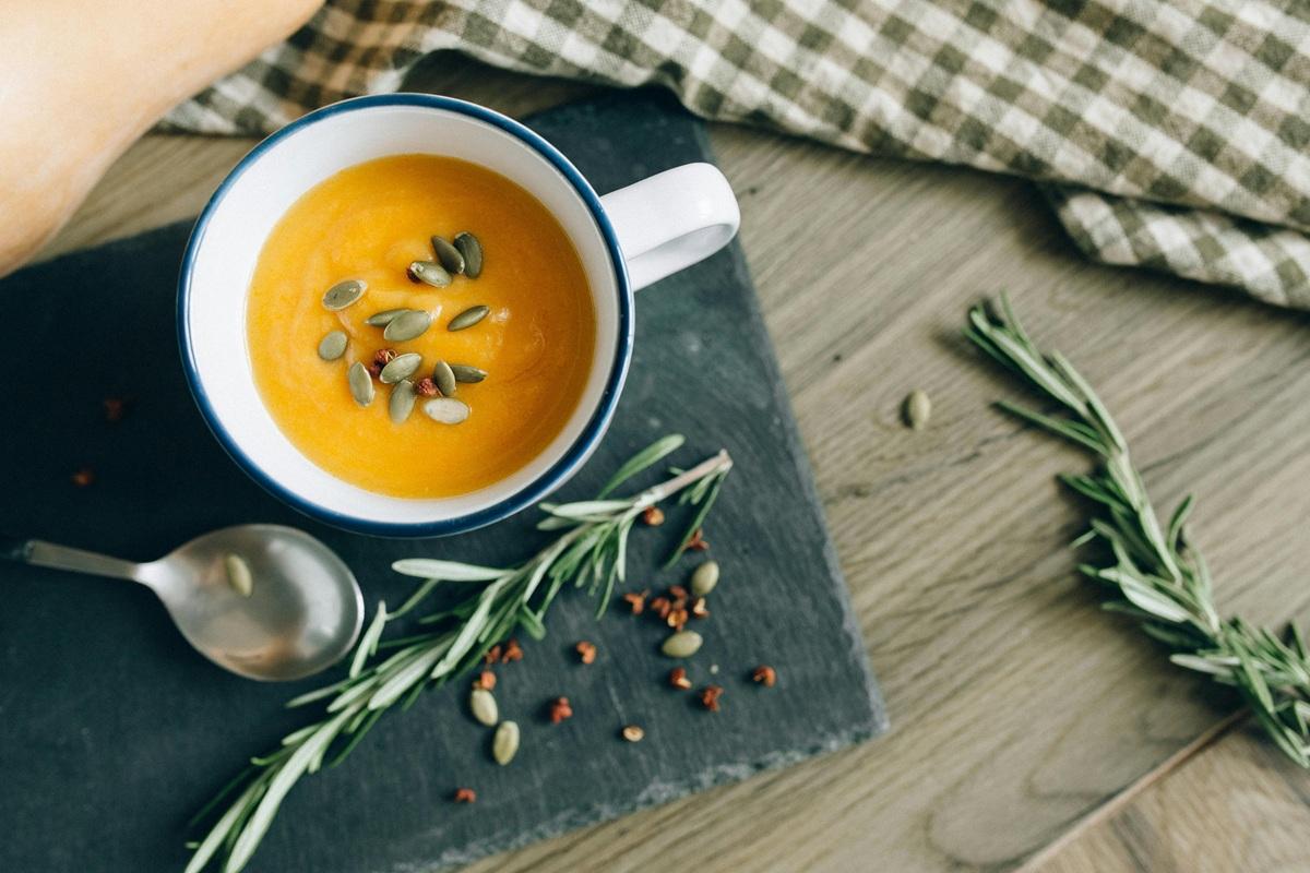 Sopa leve para jantar: receita de abóbora que ajuda a dormir melhor